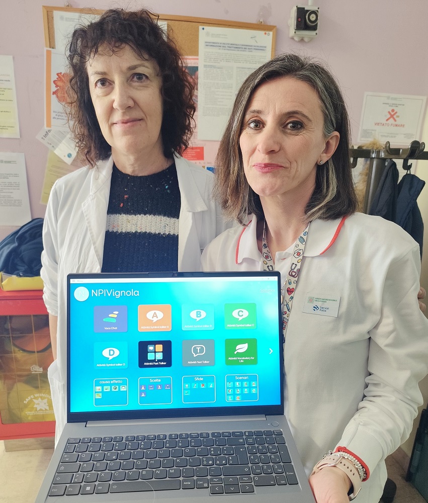 35 Annalisa Barbieri e Stefania Casini con il software donato 1000