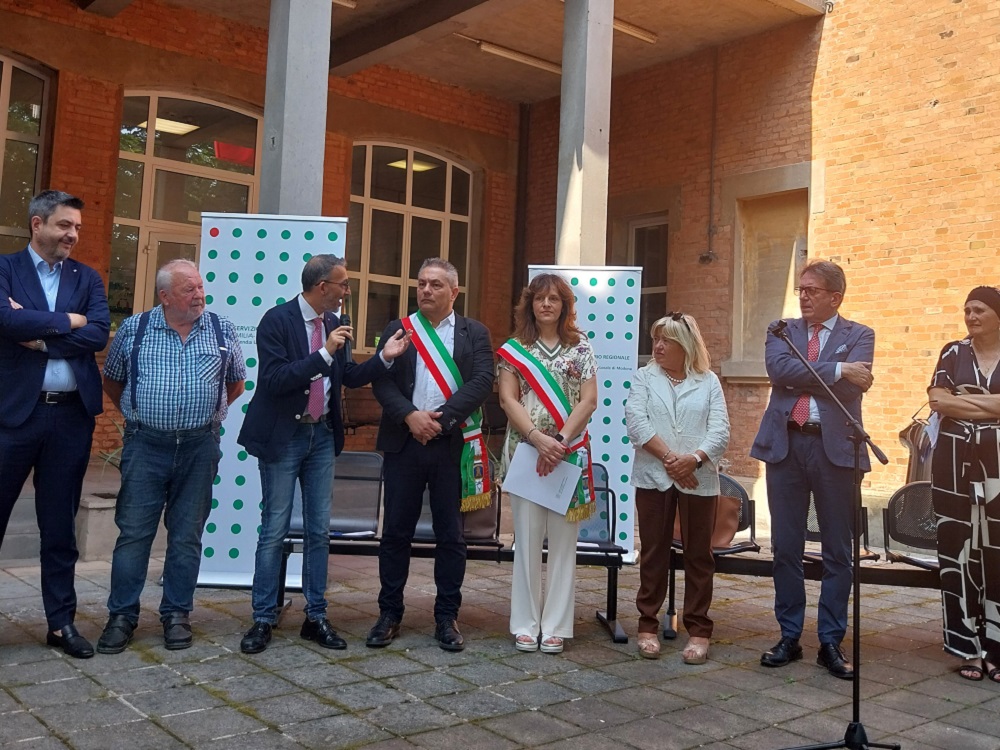 Operatori sanitari e autorità all'inaugurazione