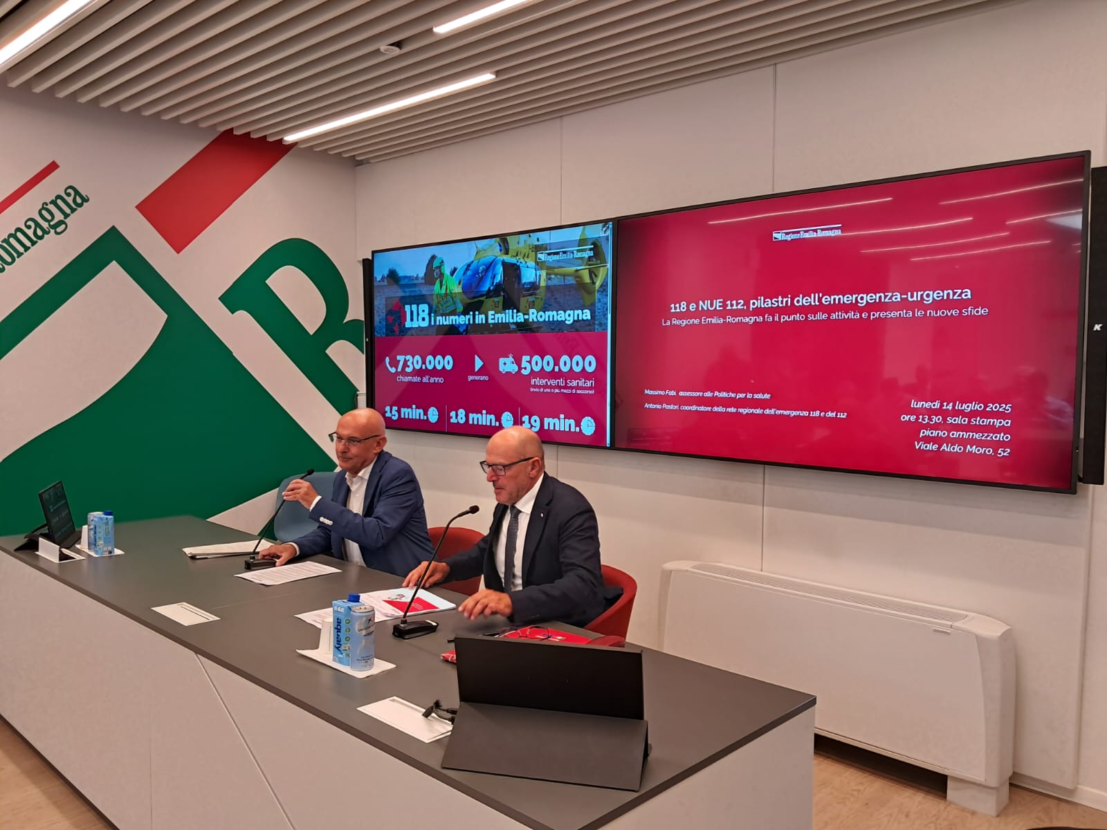 Fabi e Pastori seduti al tavolo durante la conferenza stampa che parlano ai microfoni