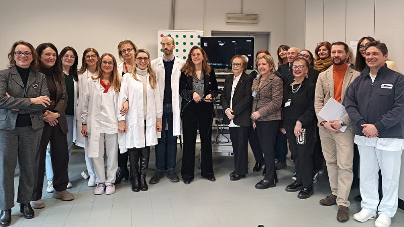 foto di gruppo con sanitari e donatori 800 x 450