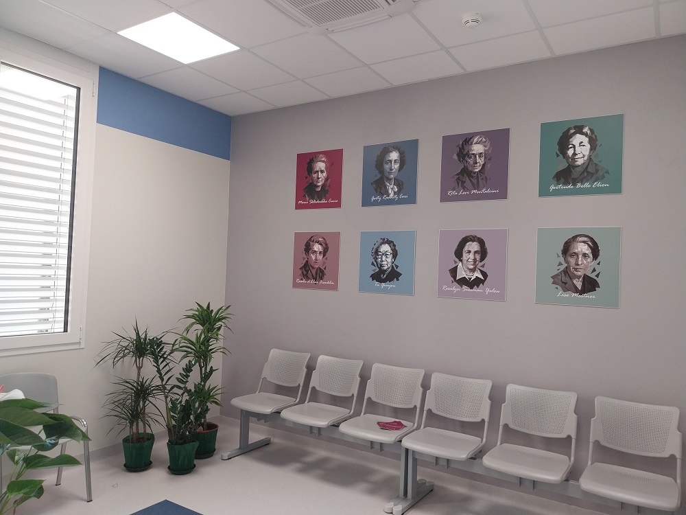 Sala d'attesa completa di sedute, piante e quadri sulle pareti