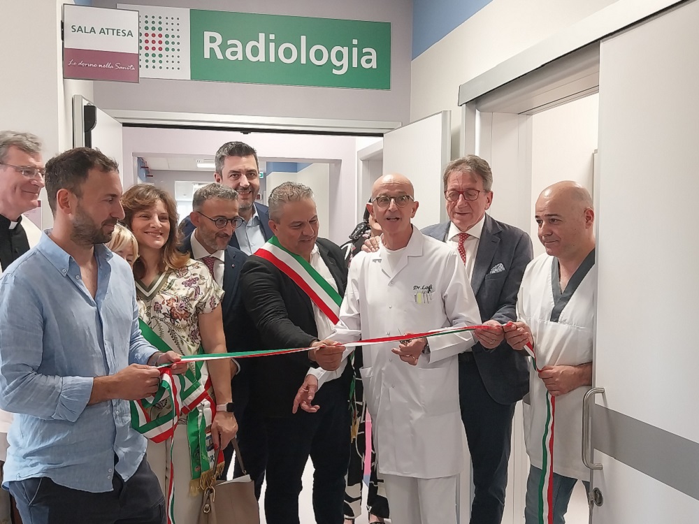 Personale sanitario che inaugura il reparto di radiologia con il taglio del nastro